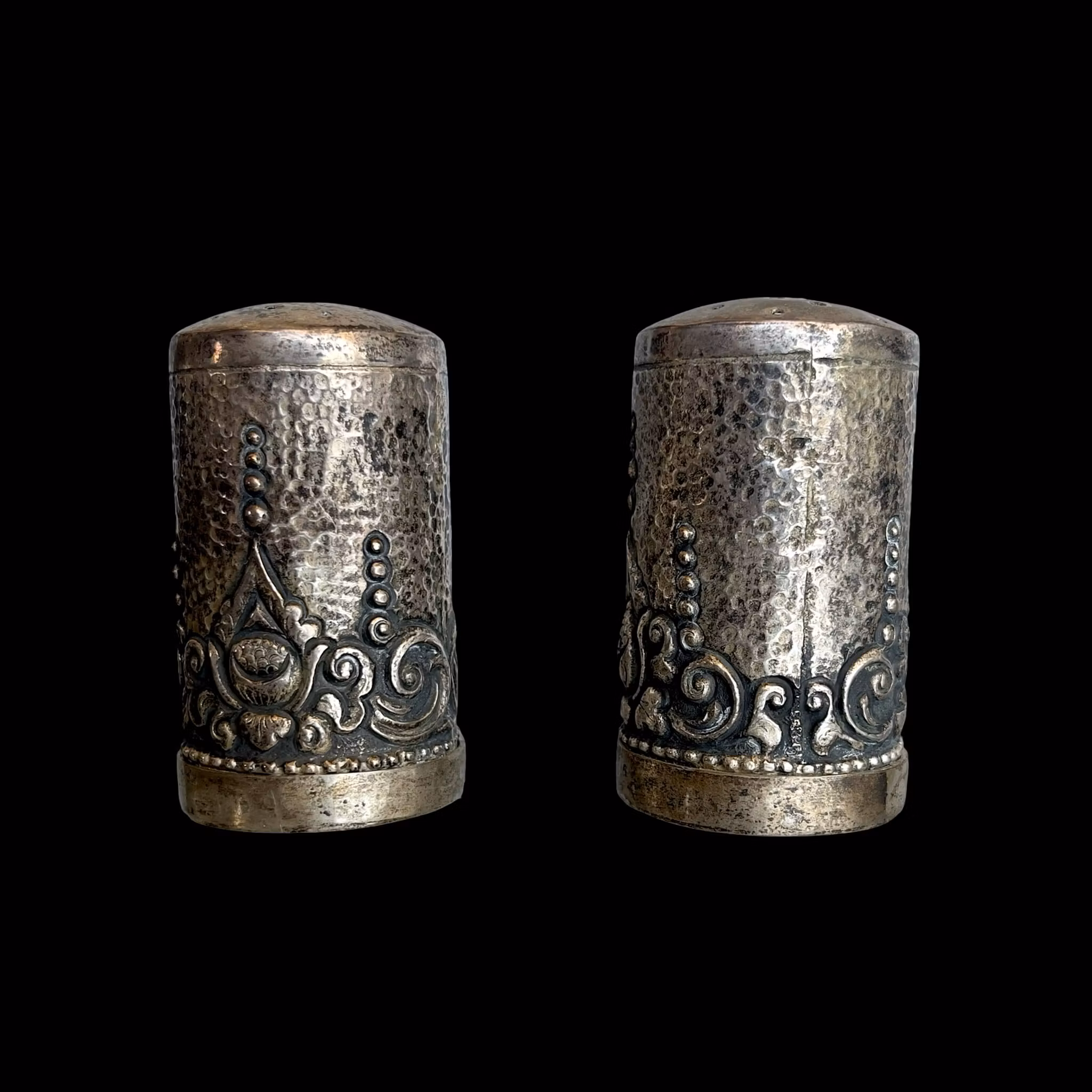 Salière et poivrière anciennes - Argent 800 - Décoration martelée à la main - 78 g
