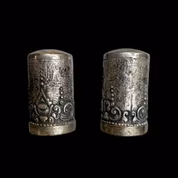 Antika salt & pepparkar - 800 silver - Handhamrad dekor - 78 g