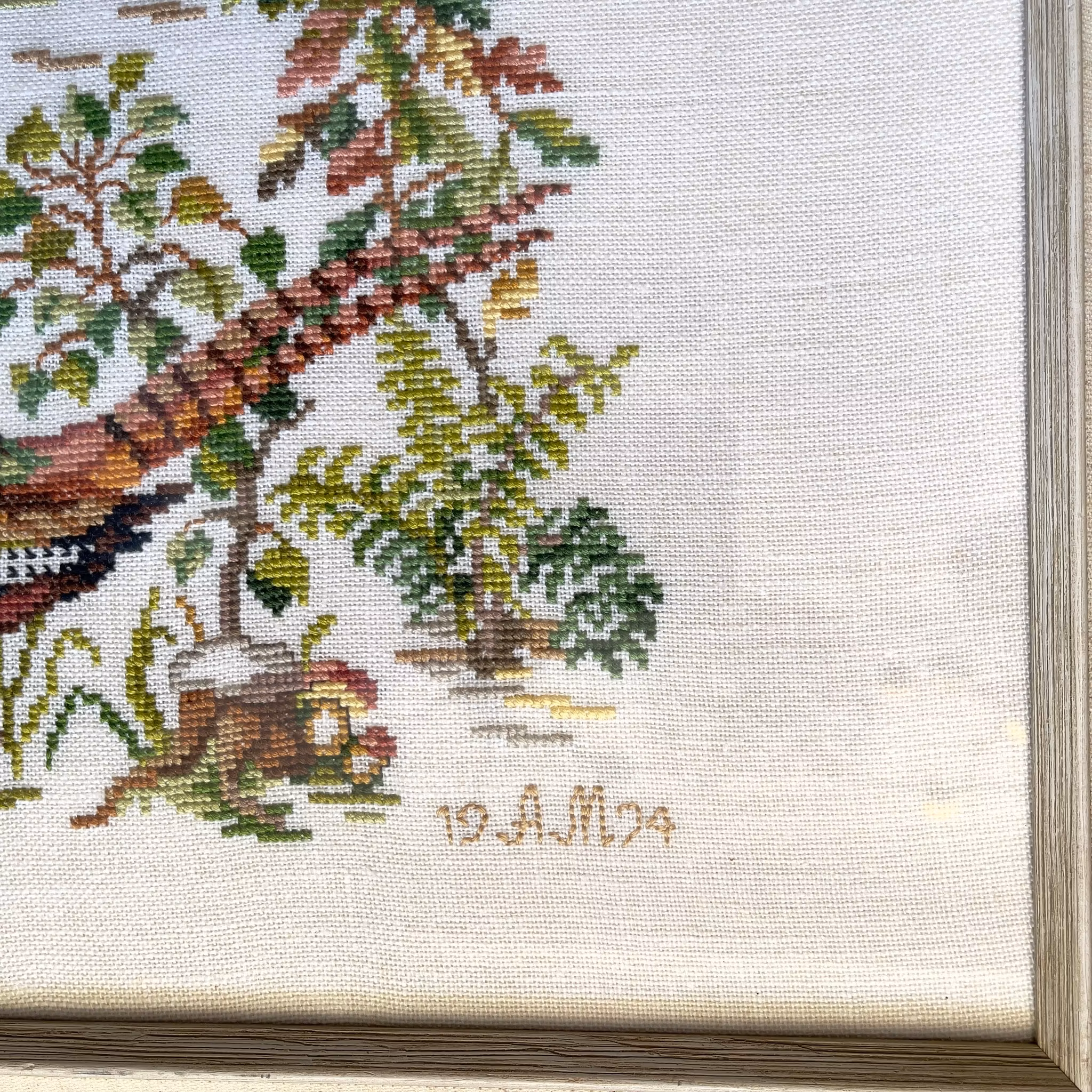 Vintage Handbroderad Tavla - Fasaner & Naturmotiv - Signerad A.M. 1974