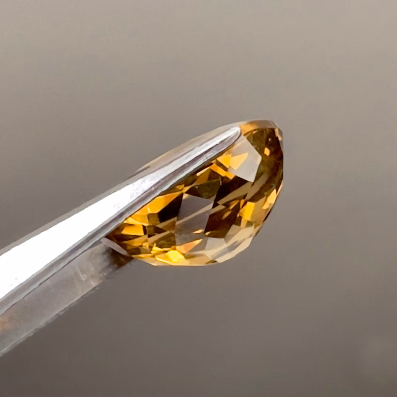 Naturlig Rökkvarts 7 ct - Oval Fasett slipad Ädelsten