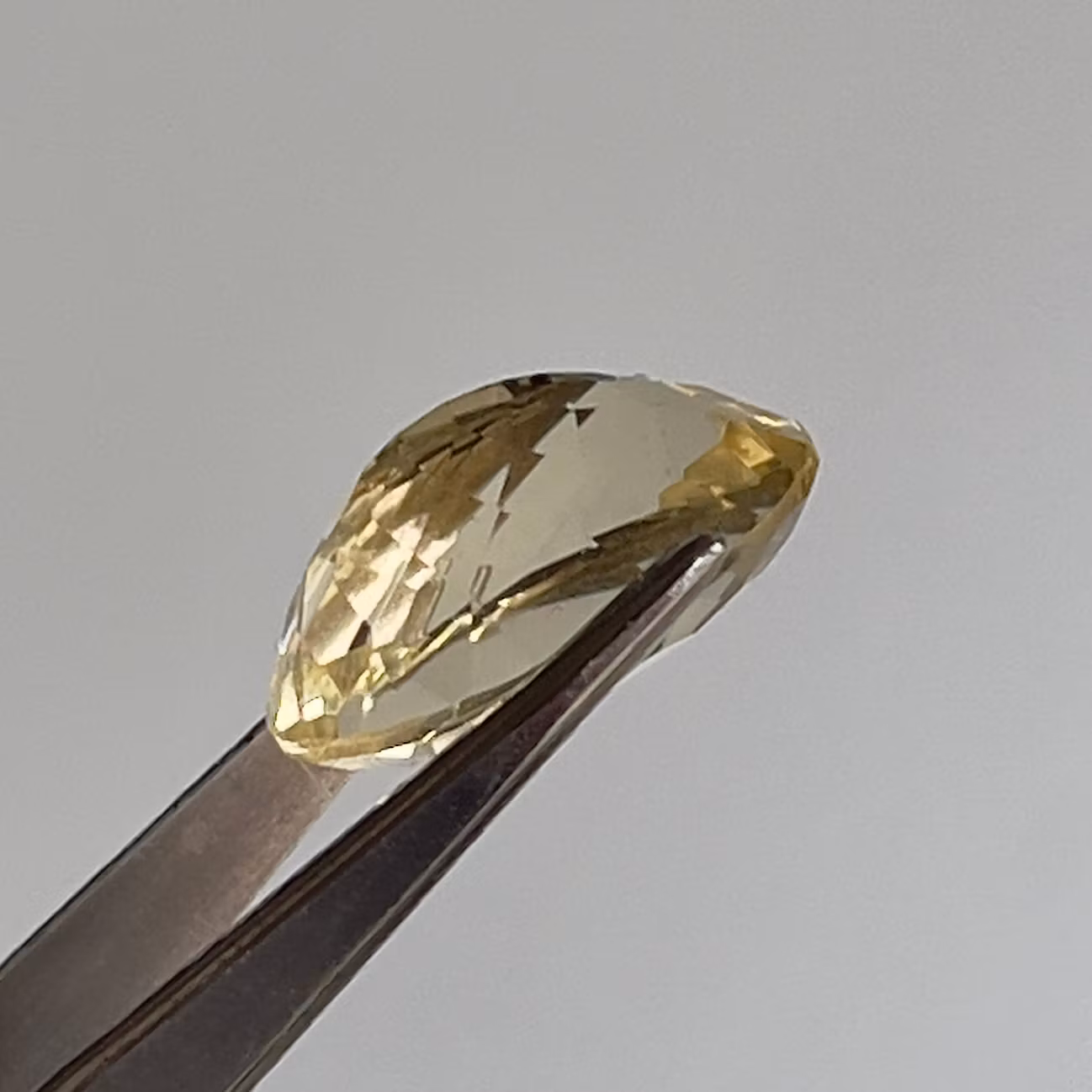 Naturlig Citrin 8,50 ct - Oval Fasett slipad Ädelsten - Ljusgul