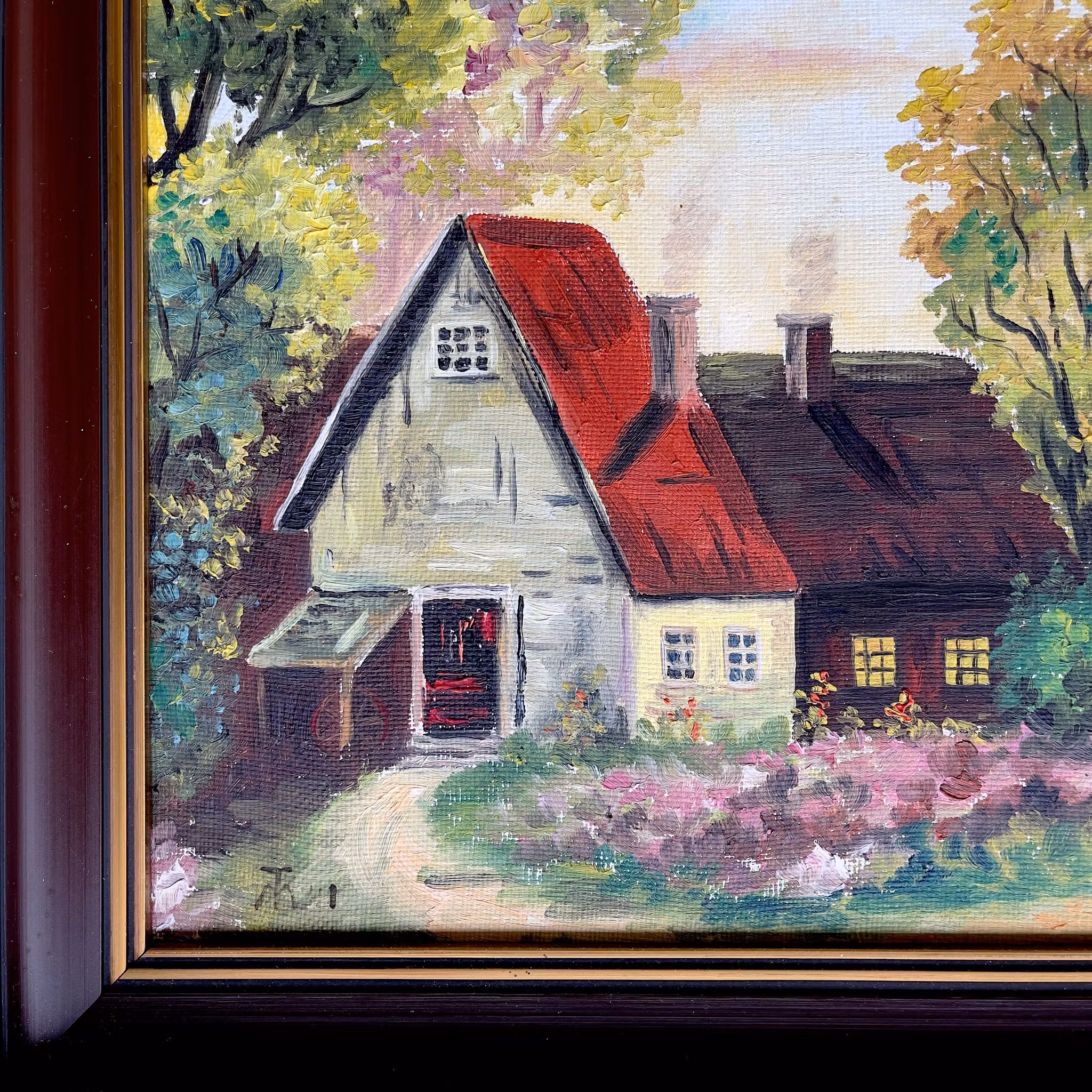 Äldre oljemålning på duk - Lantligt hus med blommande trädgård - Signerad TM