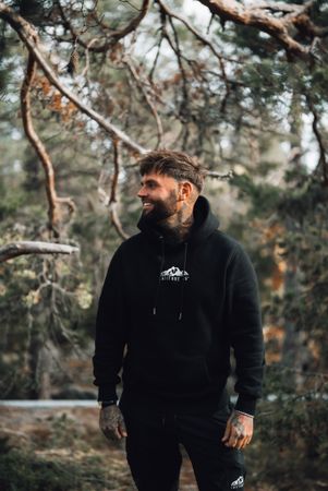 LATITUDE 65 OVERSIZED HOODIE - SVART
