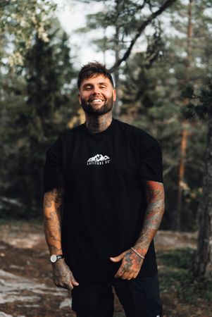 LATITUDE 65 OVERSIZED T-SHIRT - SVART