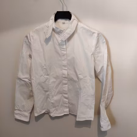 Vit tävlingsskjorta från Kyra K i storlek M