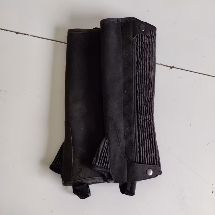 Svarta shortchaps strl 12 år