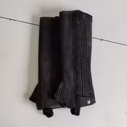 Svarta shortchaps strl 12 år