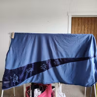 Blått fleecetäcke med dekor 155 cm Hzone