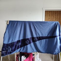 Blått fleecetäcke med dekor 155 cm Hzone
