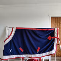 Blå/vitt/rött fleecetäcke 135 cm