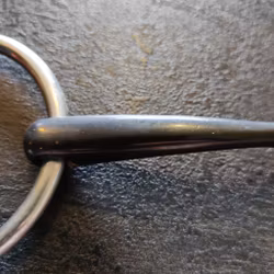 Smalt bett i svartmetall 13 cm