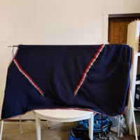 Blått fleecetäcke 145 cm