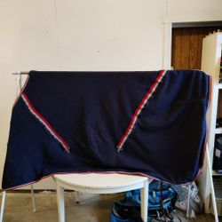 Blått fleecetäcke 145 cm