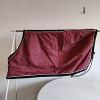 Vinrött transporttäcke 90 cm