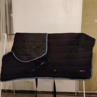 Blått stalltäcke med hals 145 cm 250 g Horze Glasgow