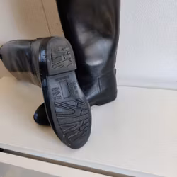 Svarta  konstläderridstövlar strl 35