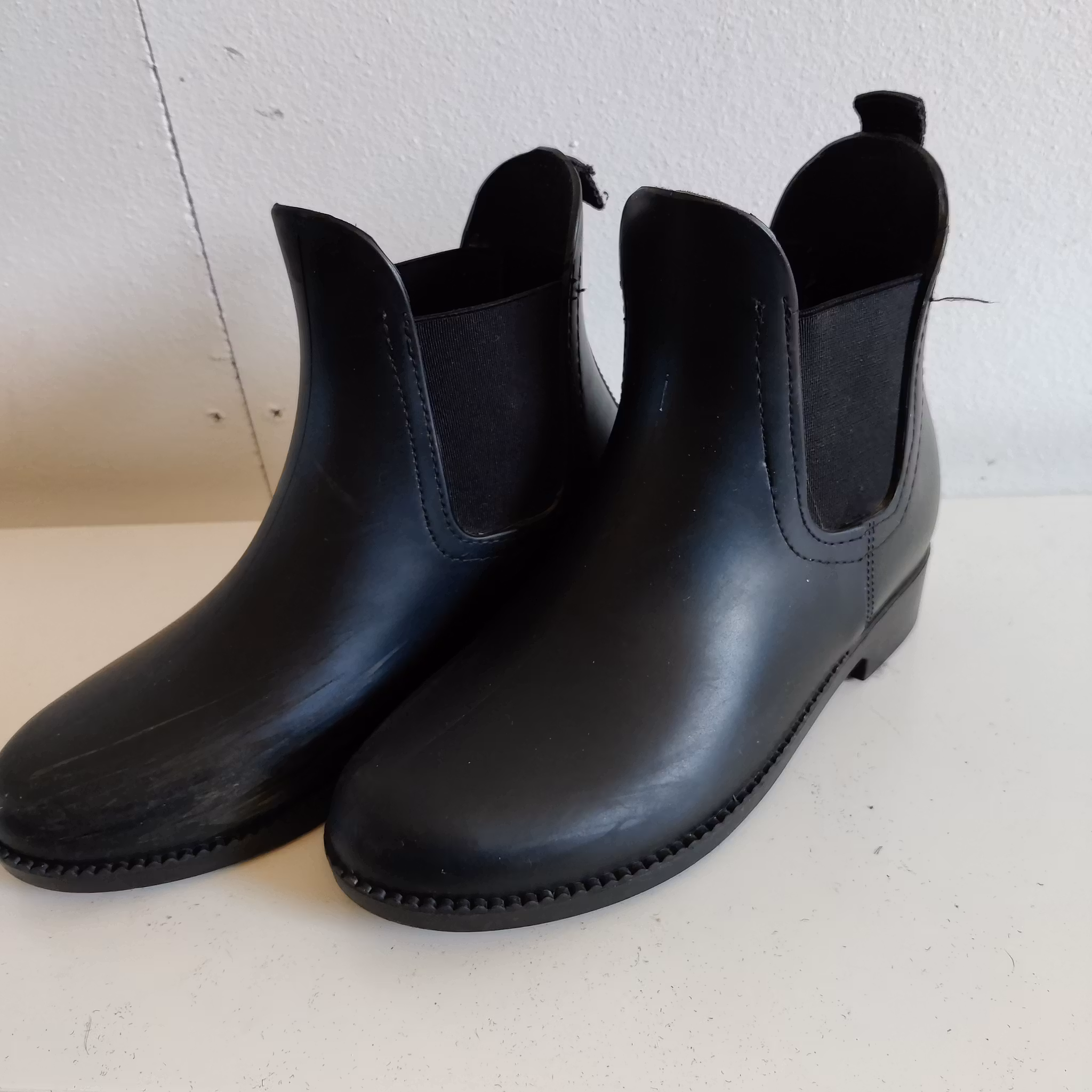 Svarta jodphurs i gummi strl 34