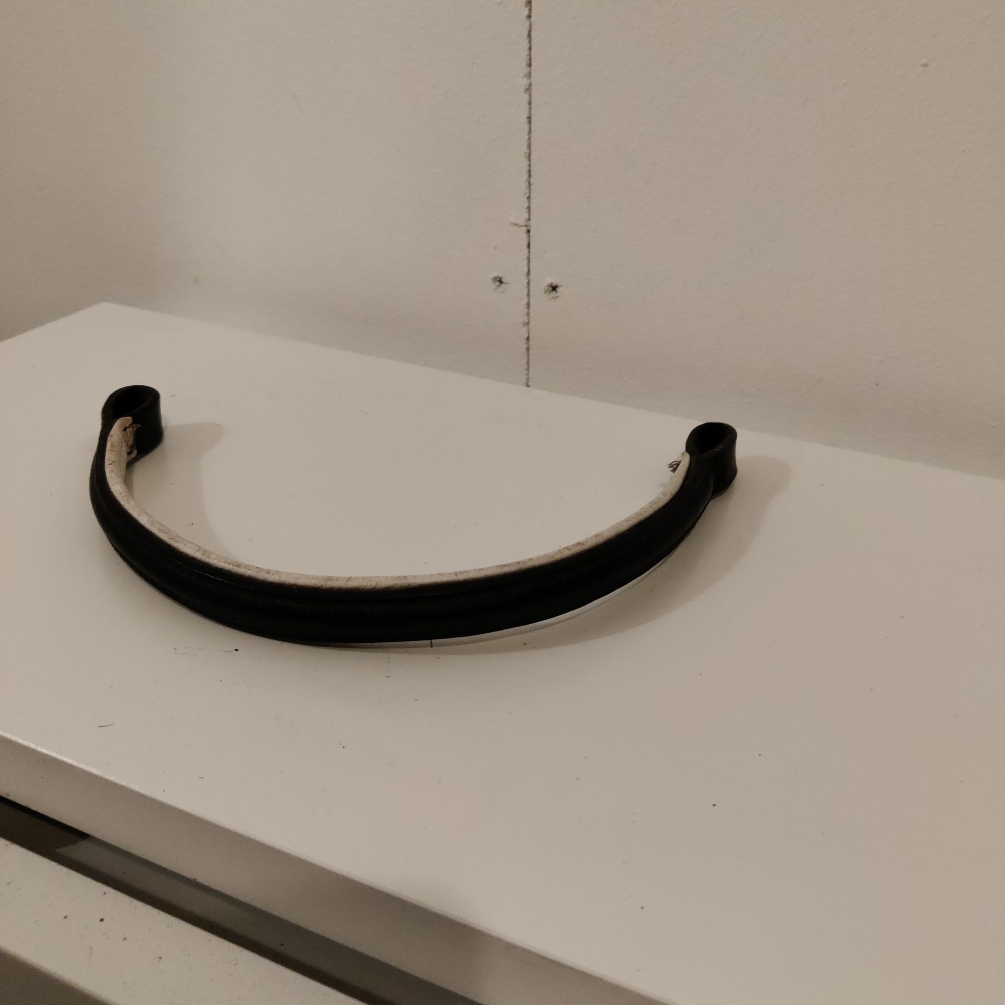 Svart pannband med vit fodring COB