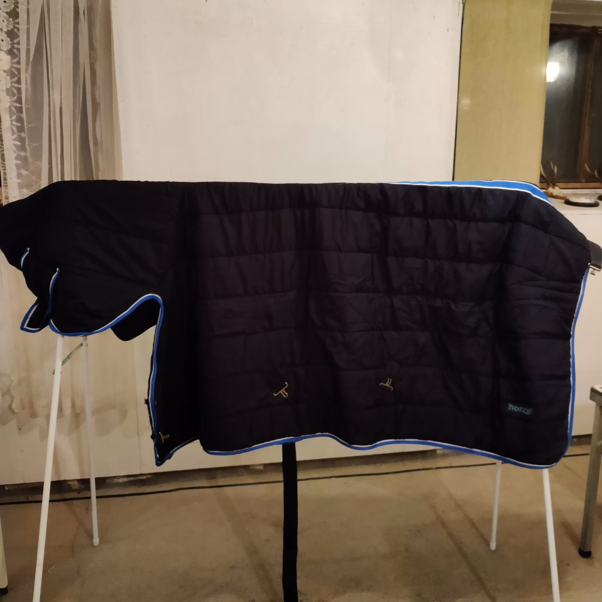 Stalltäcke med hals 145 cm 250 g Horze