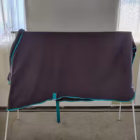 Grått fleecetäcke 160 cm