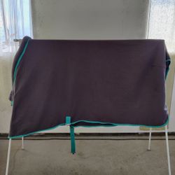 Grått fleecetäcke 160 cm