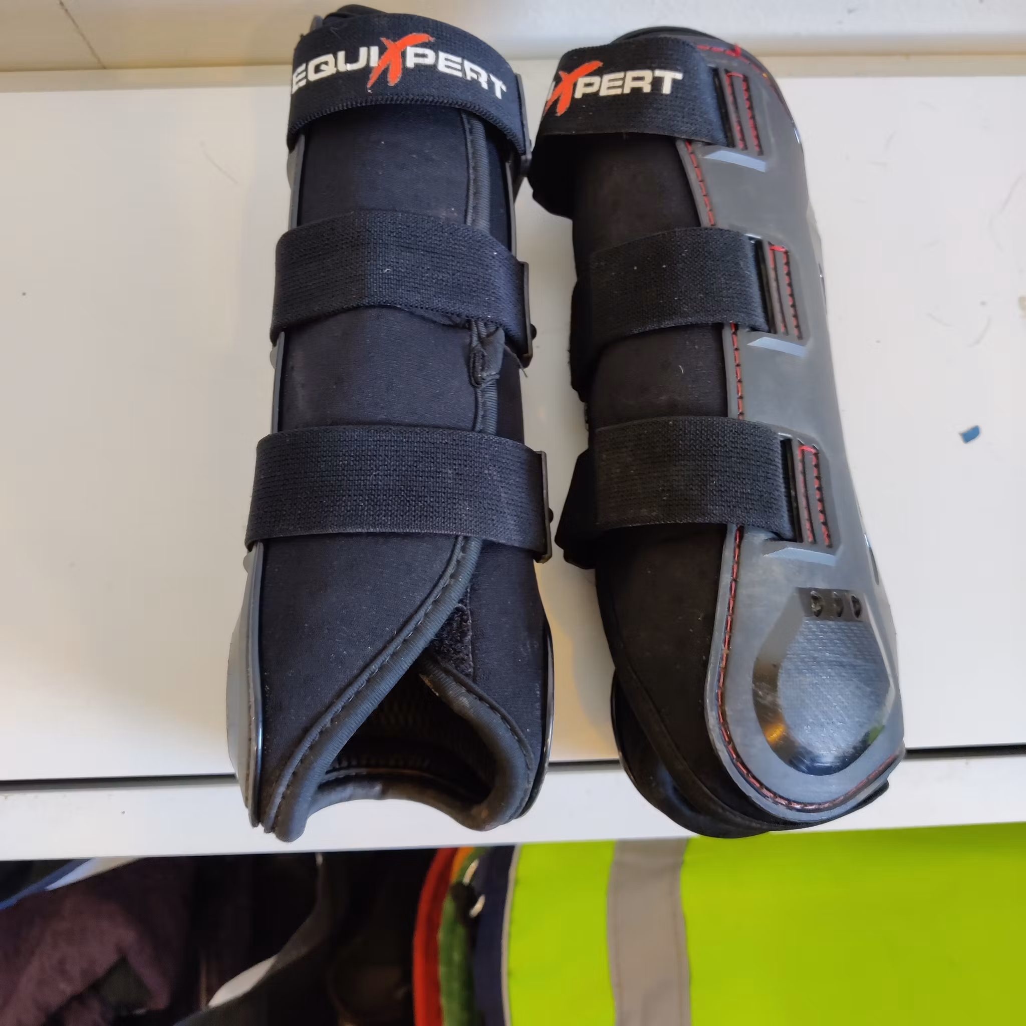 Svarta senskydd EquiExpert Cadence MEDIUM