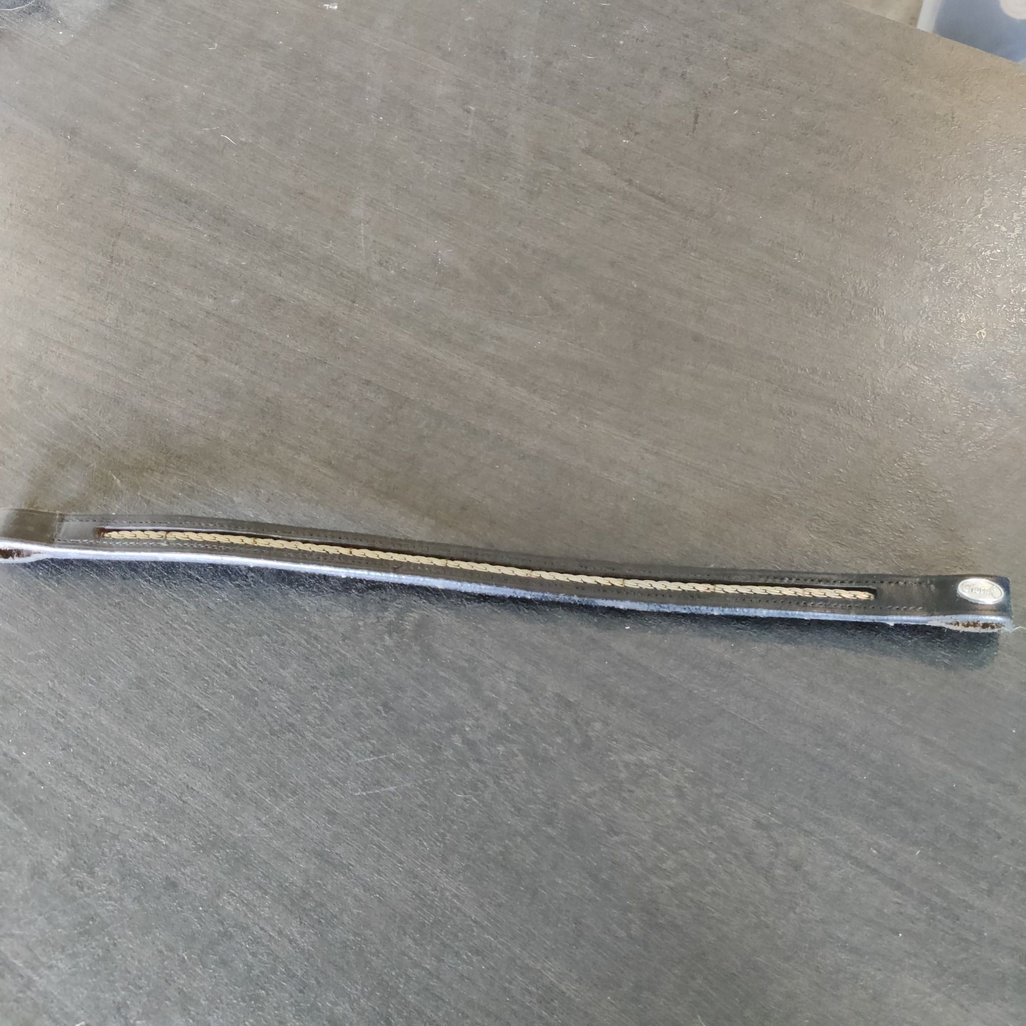 Svart pannband med metalldekor FULL Cheetak