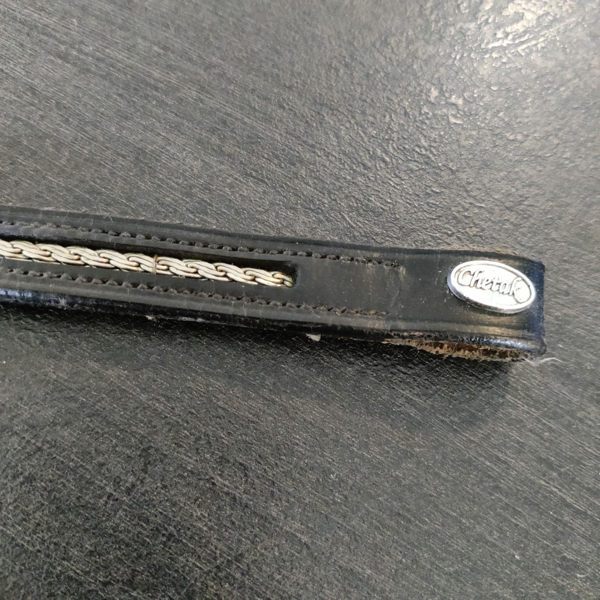 Svart pannband med metalldekor FULL Cheetak