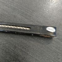 Svart pannband med metalldekor FULL Cheetak