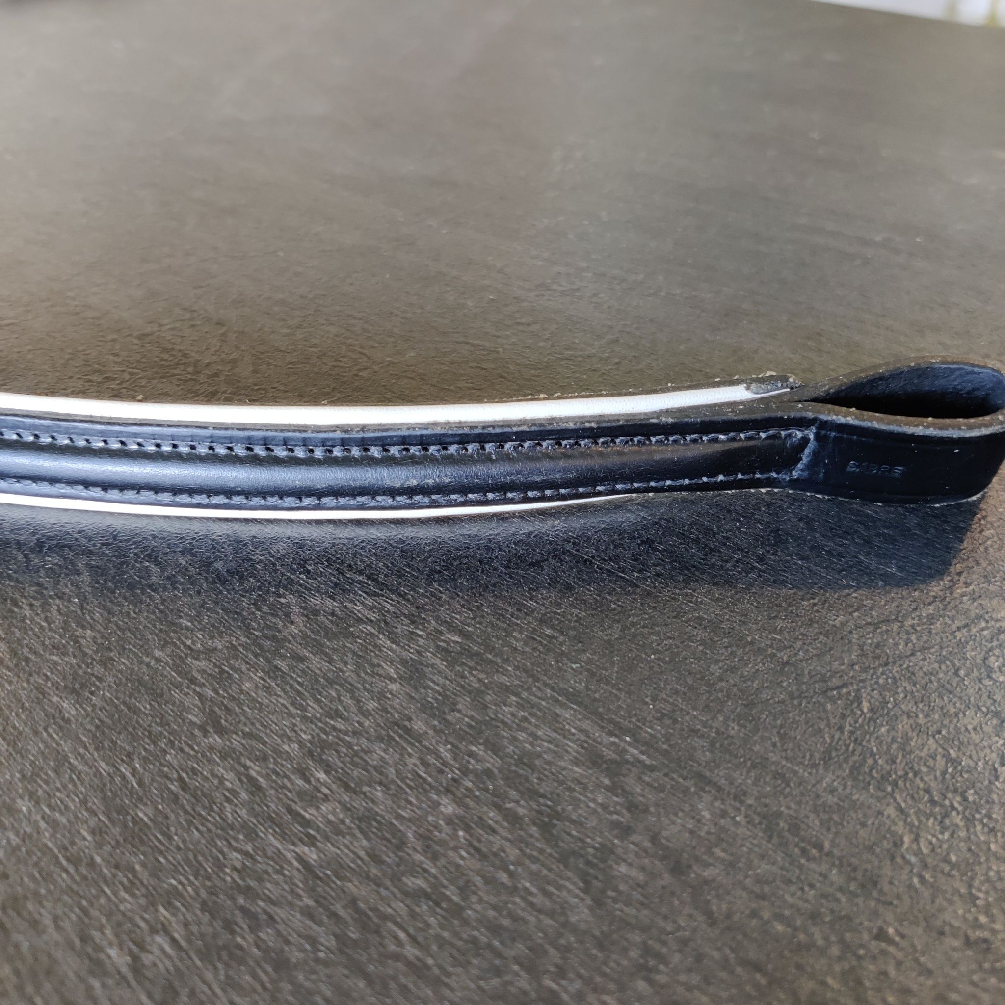 Svart pannband med vitt foder FULL Sabre