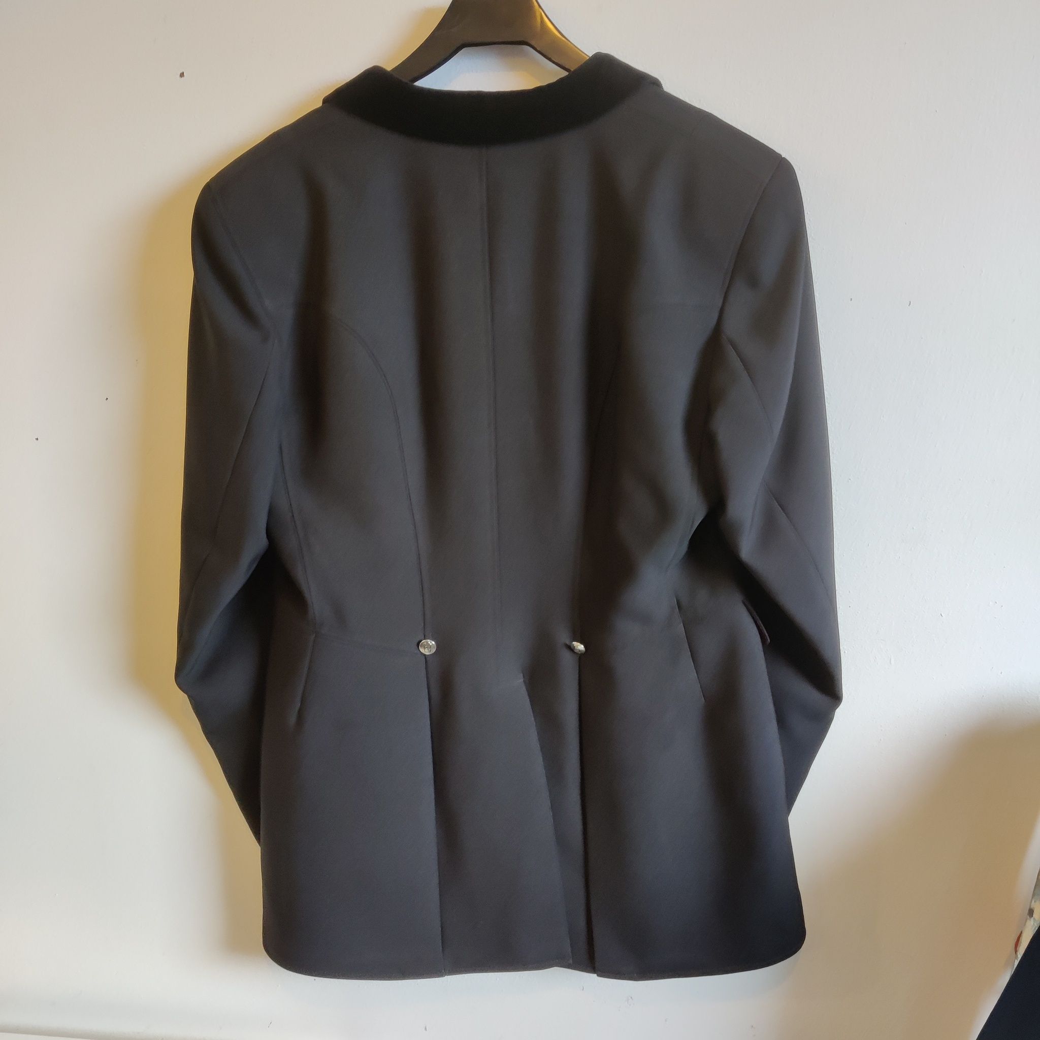 Svart tävlingskavaj strl 42 Cavallo
