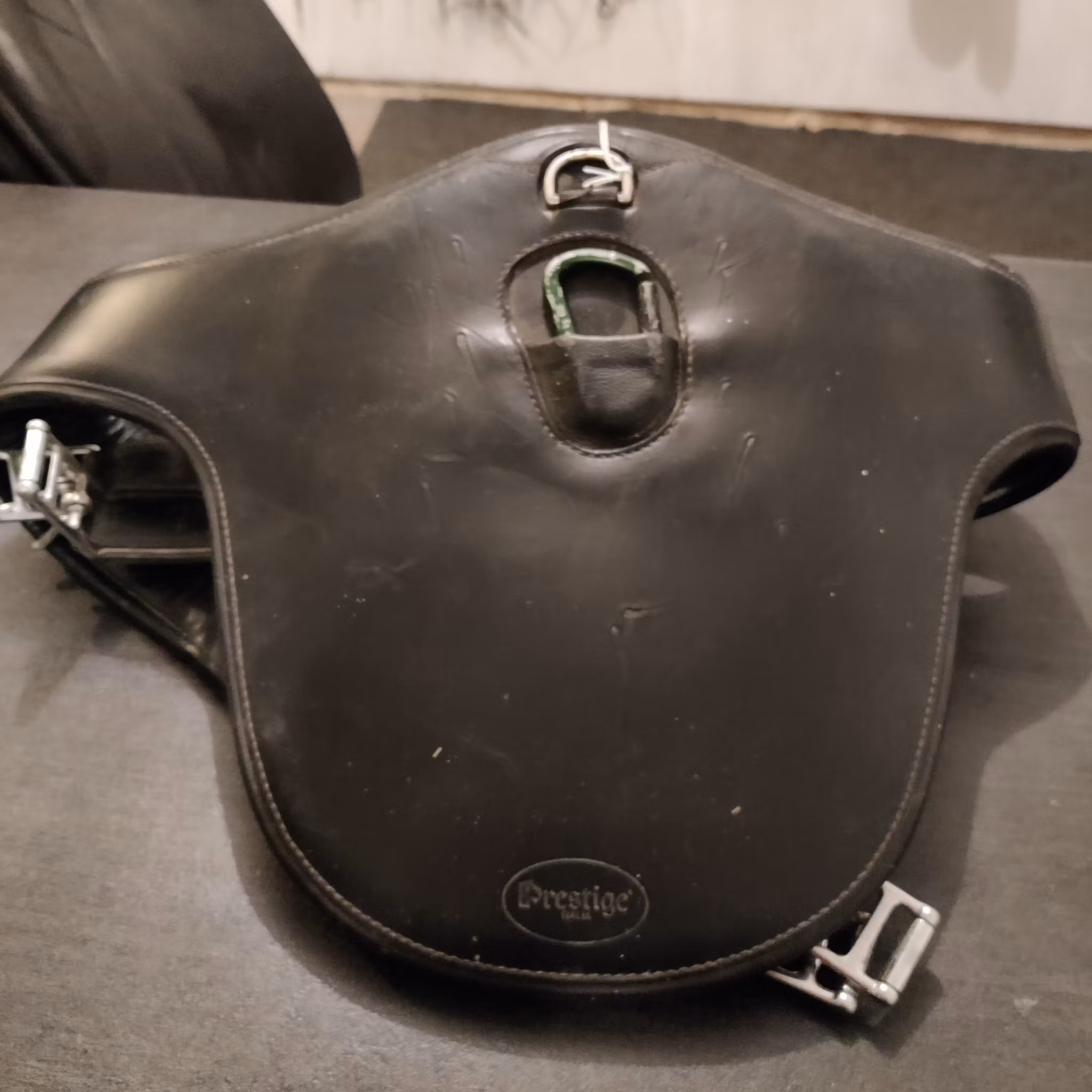 Svart magplattegjord 140 cm PRESTIGE