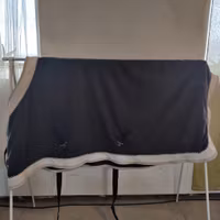 Grått fleecetäcke 150 cm