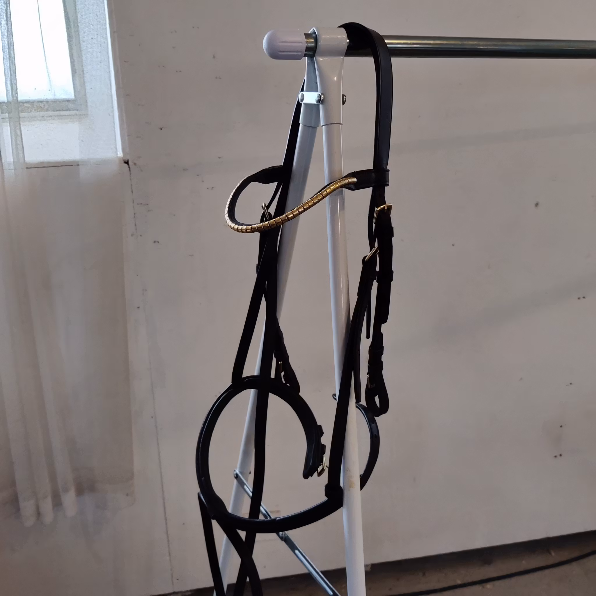 Mörkbrunt träns med klinker FULL