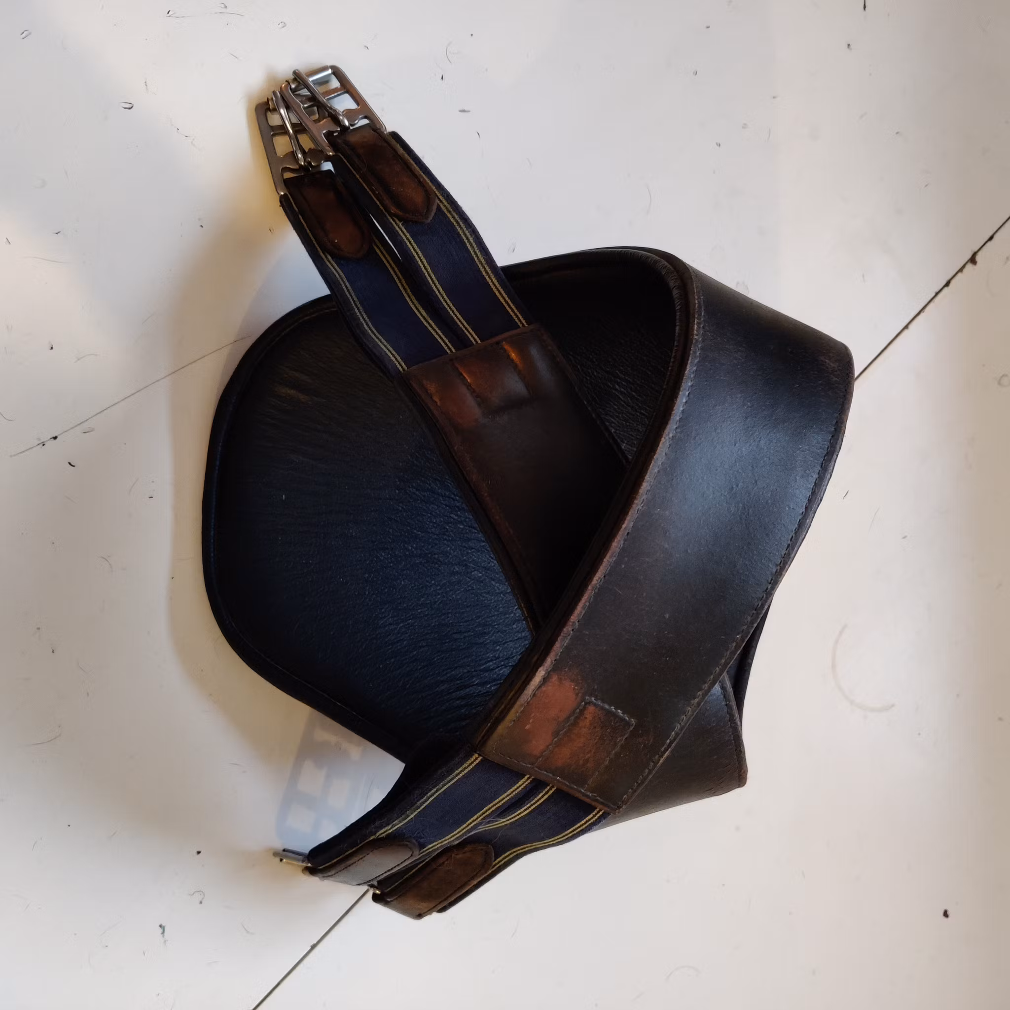 Mörkbrun sadelgjord med platta 130 cm