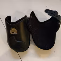 Svarta kotskydd bak Veredus Carbon Gel MEDIUM