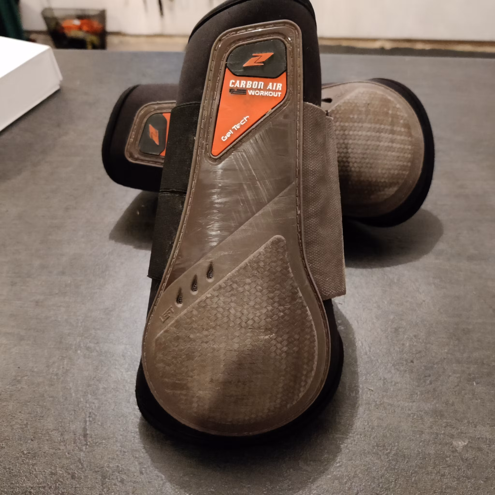 Svart/bruna benskydd fram Zandona Carbon Air Workout XL