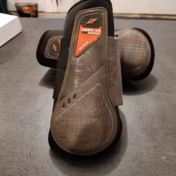 Svart/bruna benskydd fram Zandona Carbon Air Workout XL