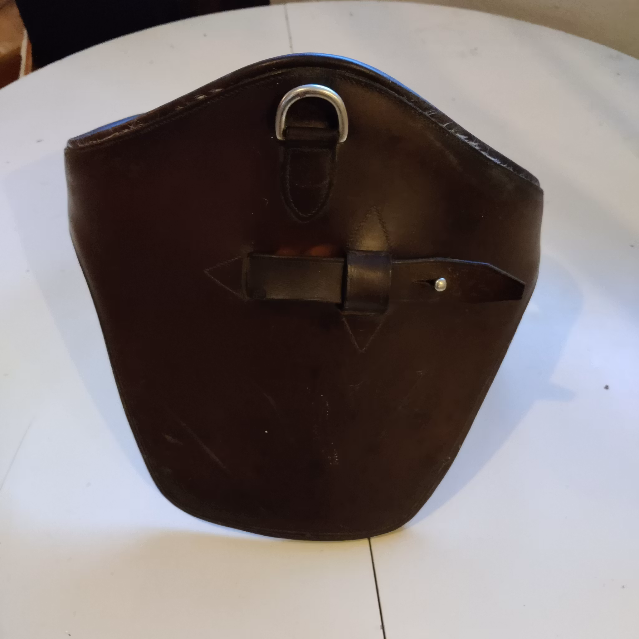 Brun lädergjord med platta 132 cm