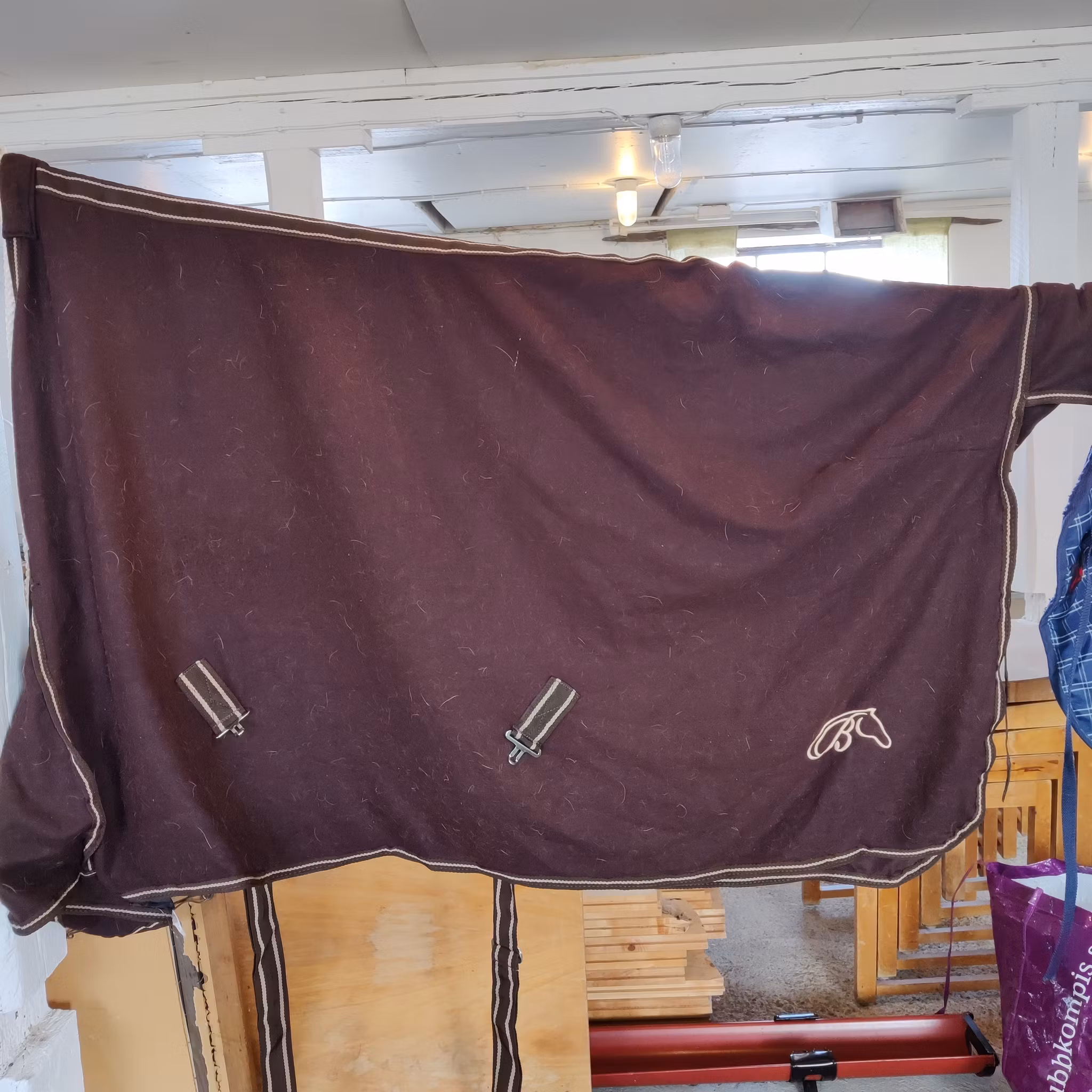Brunt fleecetäcke 145 cm