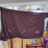 Brunt fleecetäcke 145 cm