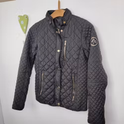 Svart quiltad jacka 170 cl Rosetti