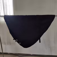 Svart halstäcke ca 150 g COB Hansbo