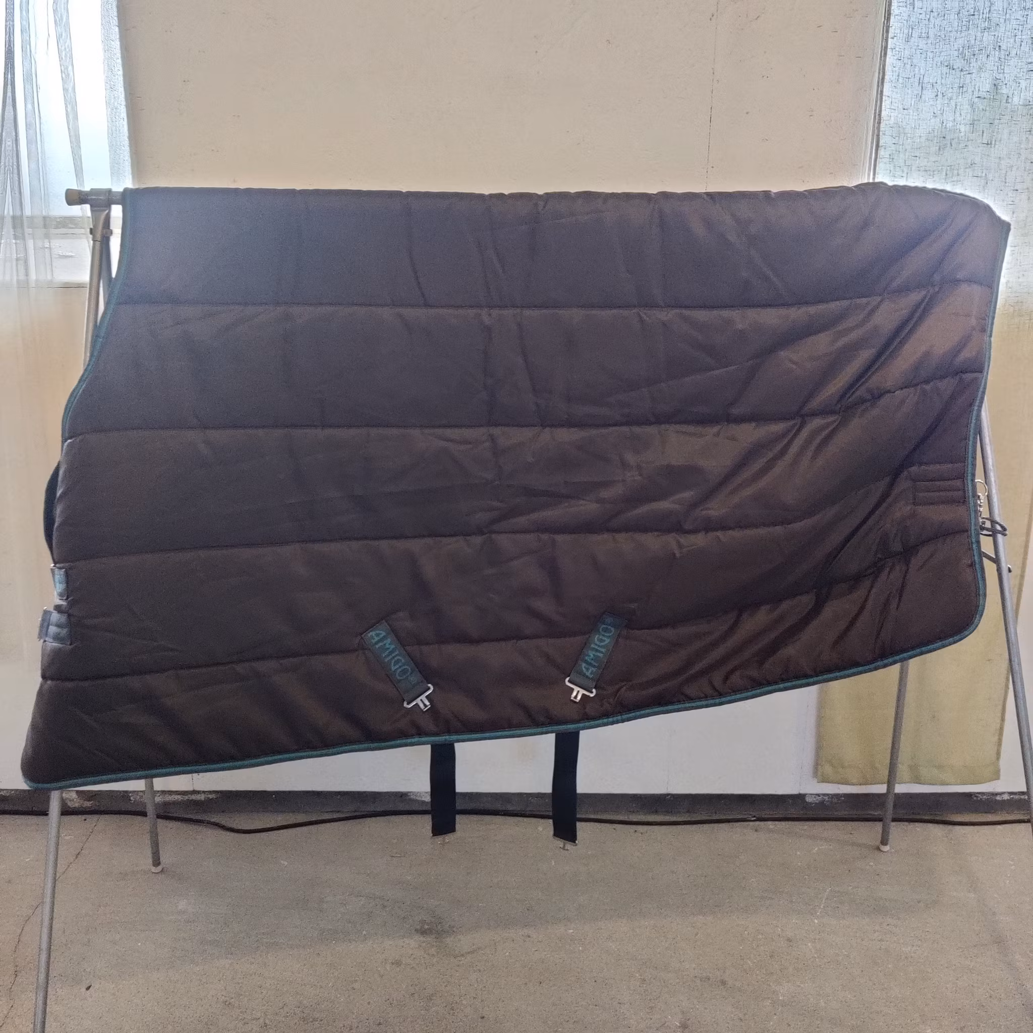 Brunt stalltäcke 130 cm 300 g Amigo Insulator