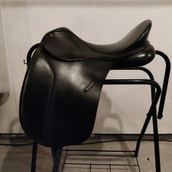 Svart dressyrsadel Bates Caprilli 17 tum grönt järn (MN)
