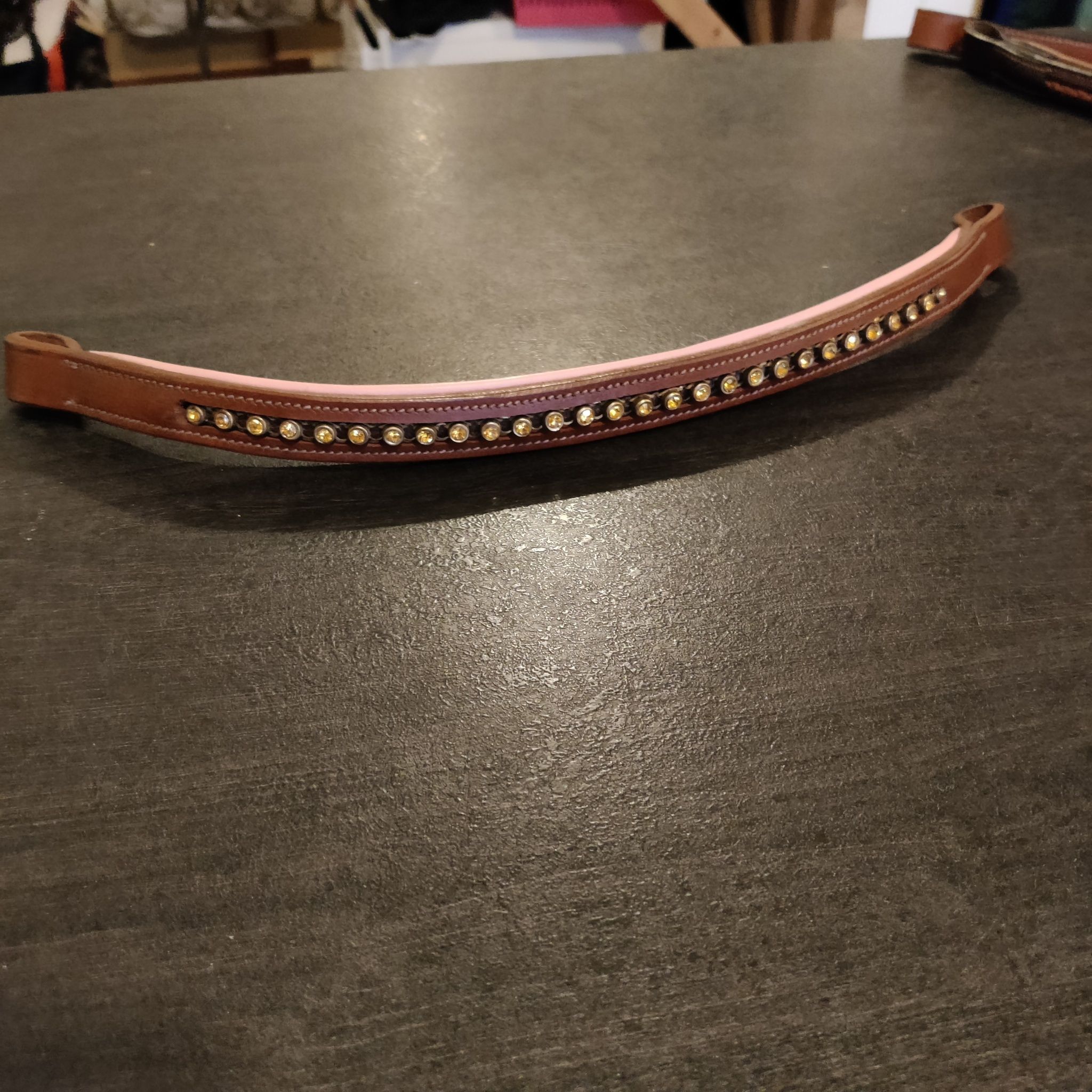 Brunt pannband med rosa foder och bling 37 cm