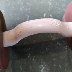 Rakt plastbett med tungfrihet 12 cm Beris