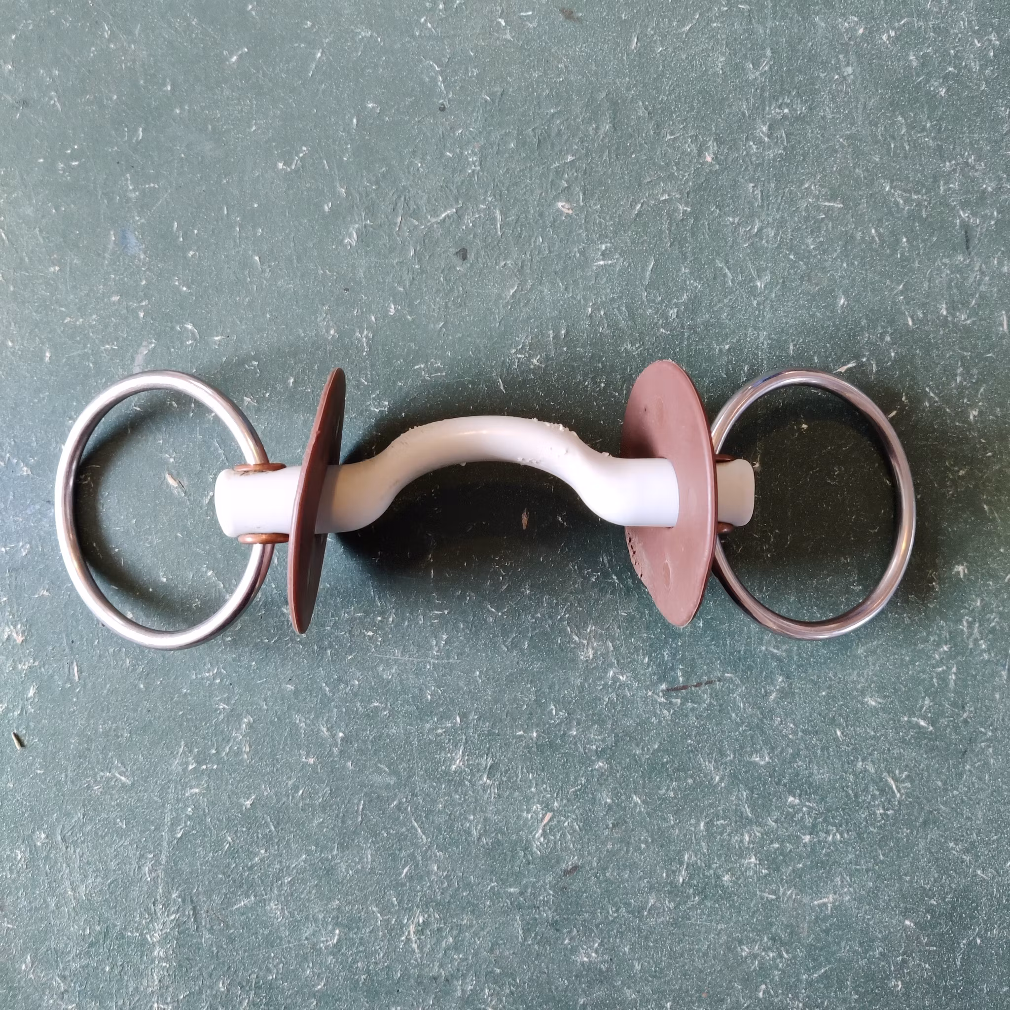 Rakt plastbett med tungfrihet 12 cm Beris