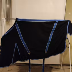 Blått fleecetäcke Shires 120 cm