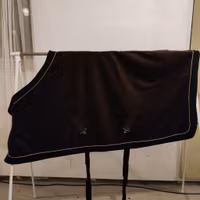 Brunt fleecetäcke med gjordar 115 cm